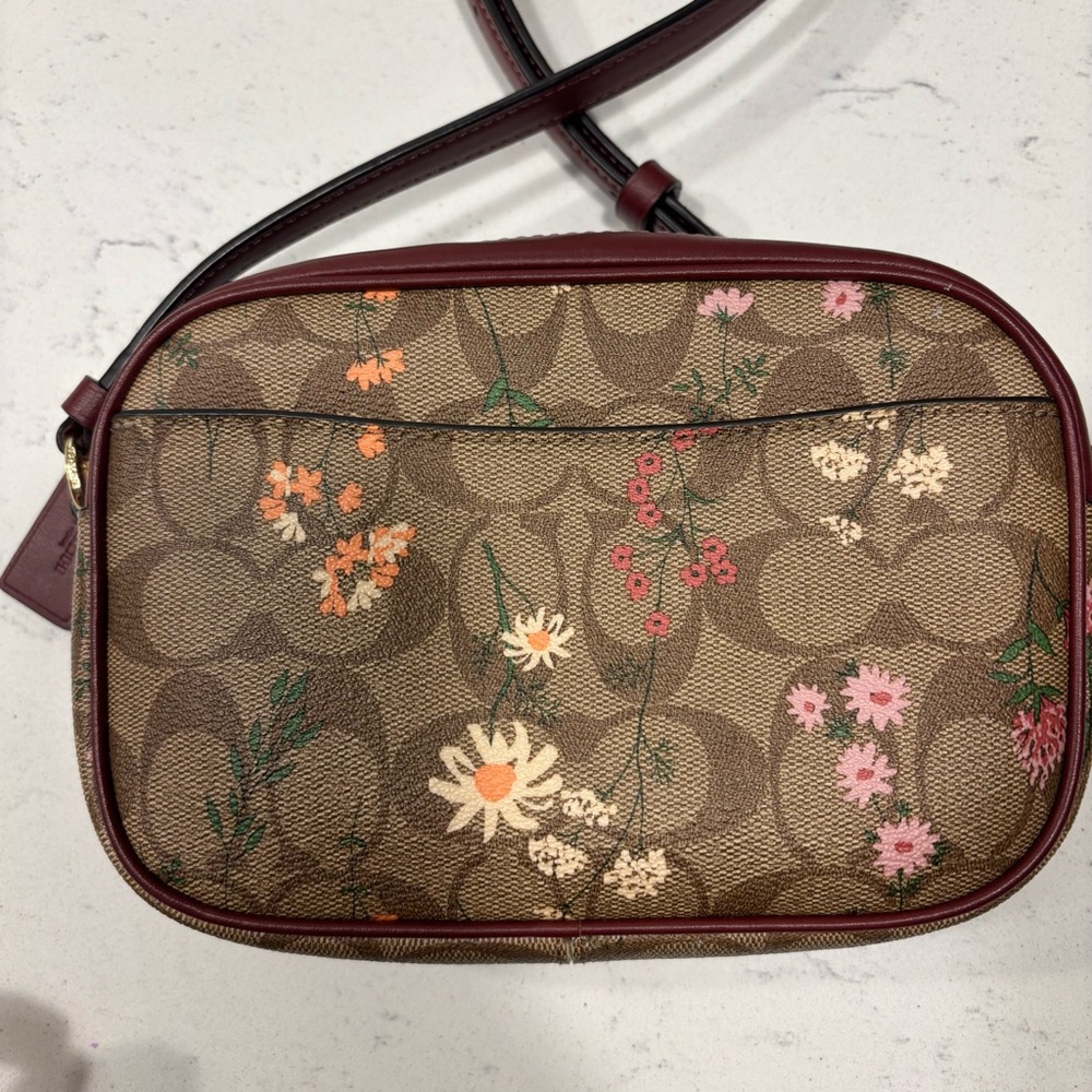 Coach Jamie Camera Bag In Signature
Canvas W. Wildflower Print - Picture 4 of 5